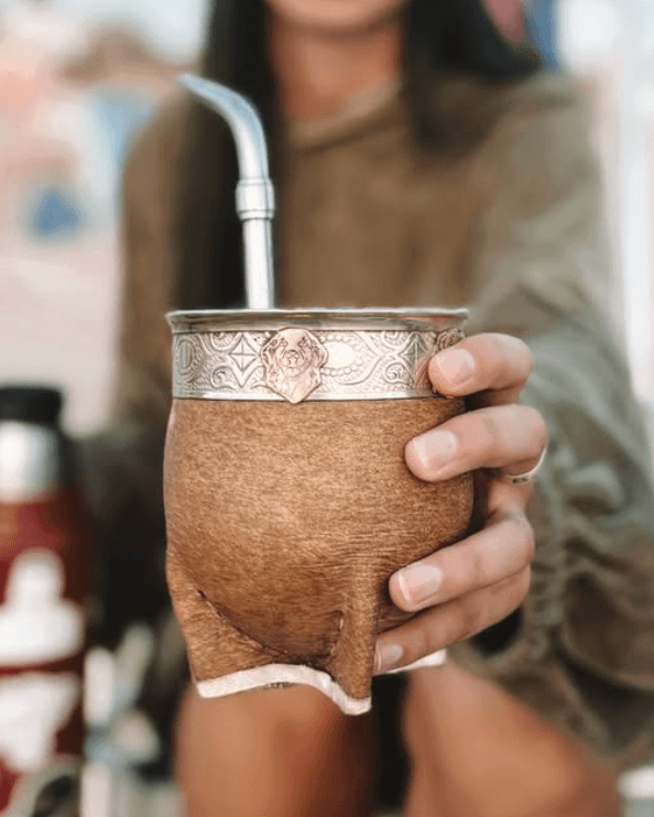 Mate personalizado sostenido en una mano