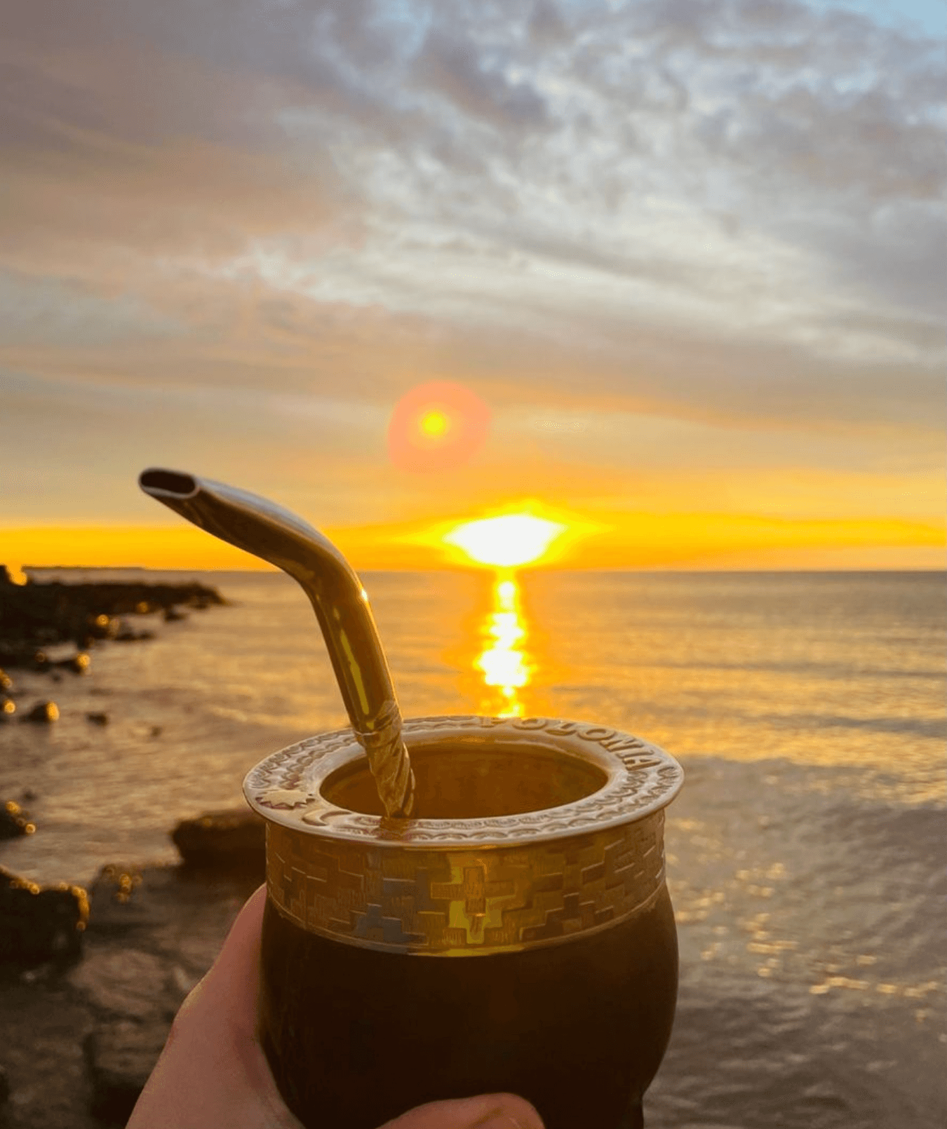 Mate compartido frente al atardecer uruguayo