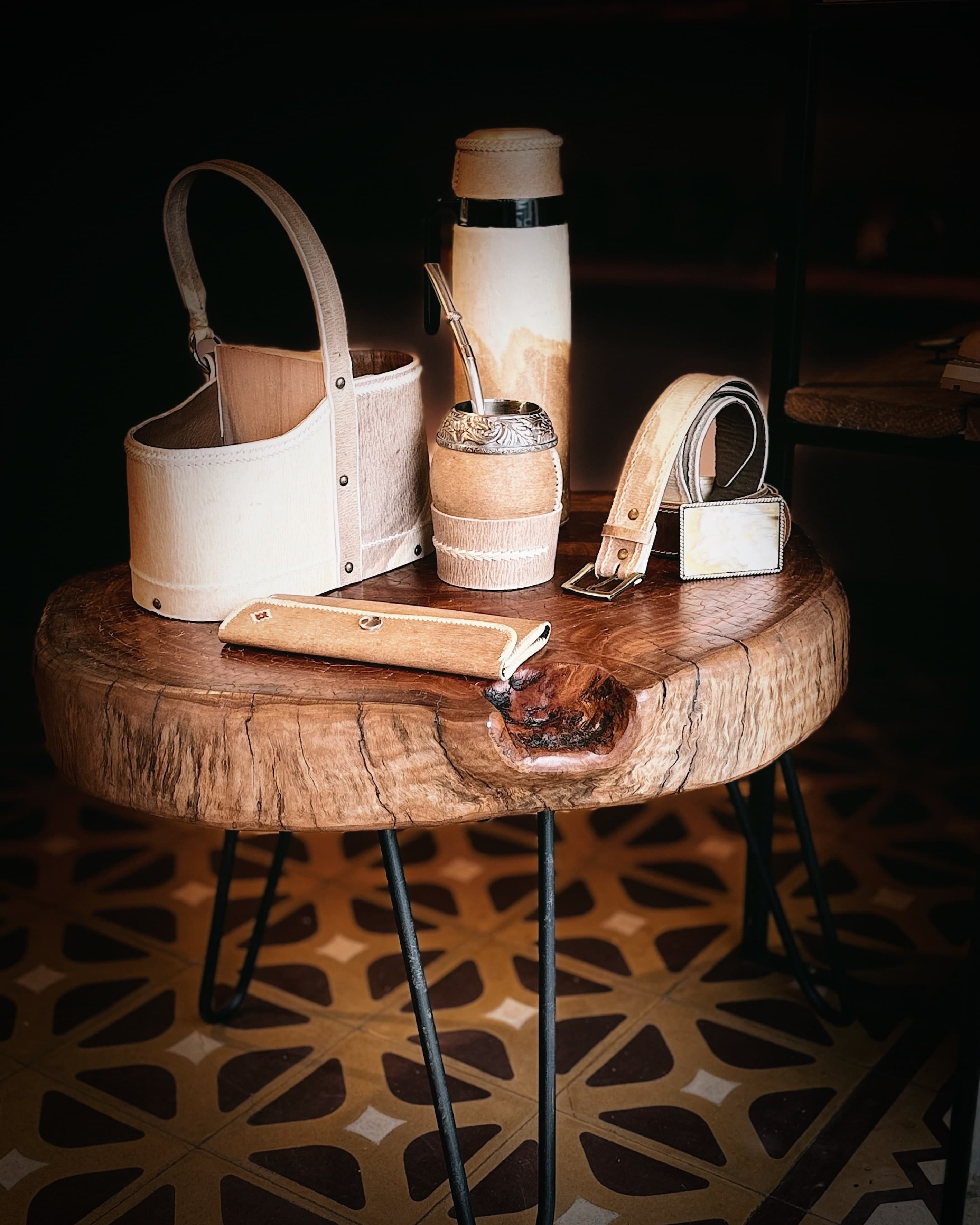 Mate artesanal MateArte sobre una mesa de madera