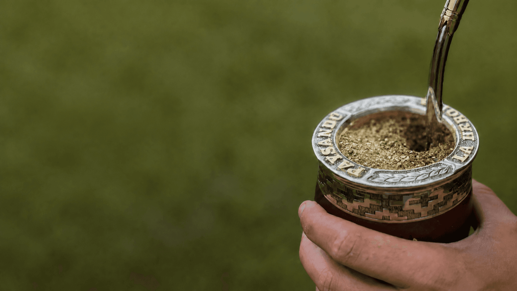 Mate personalizado sostenido por un artesano