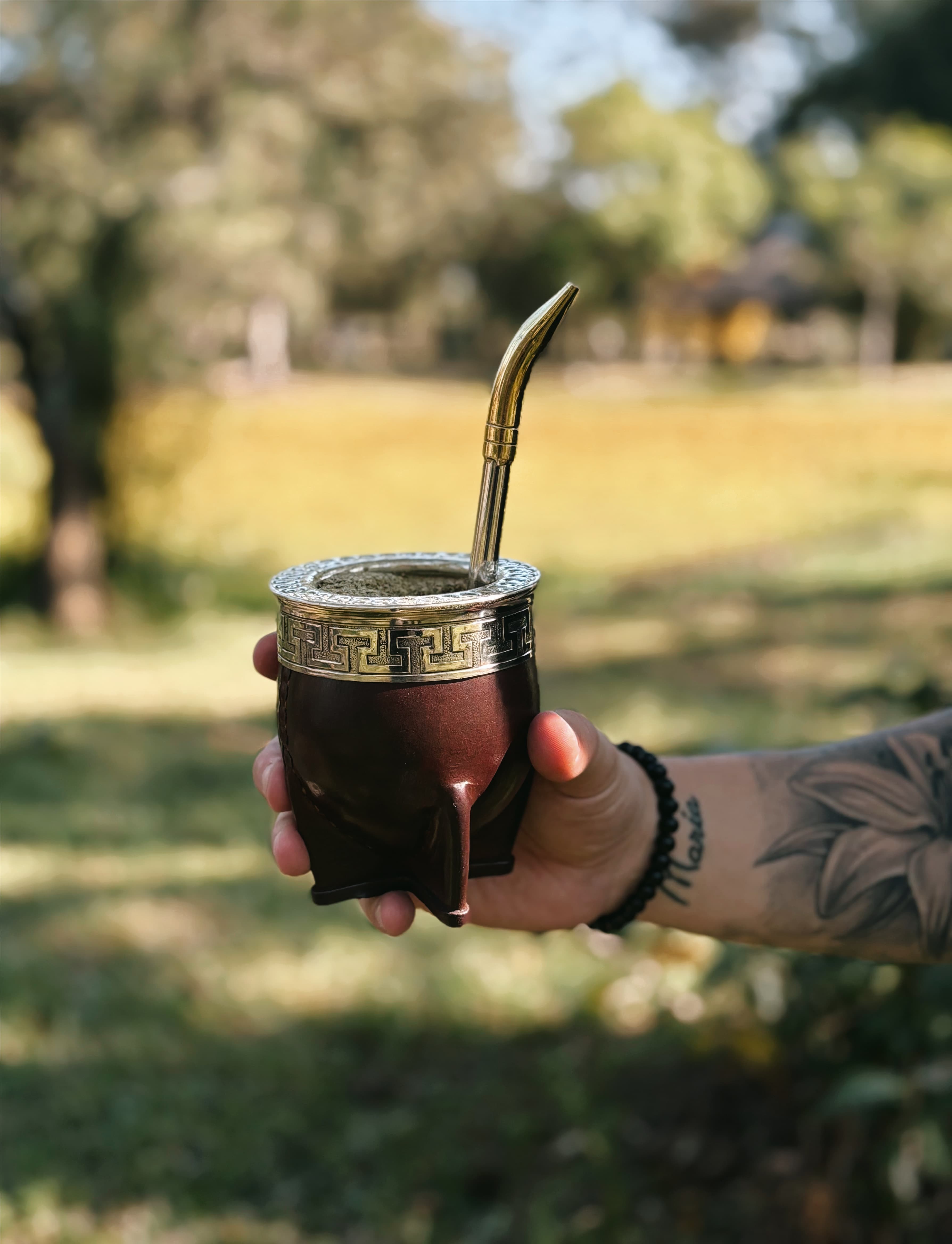 Mate personalizado sostenido por un artesano