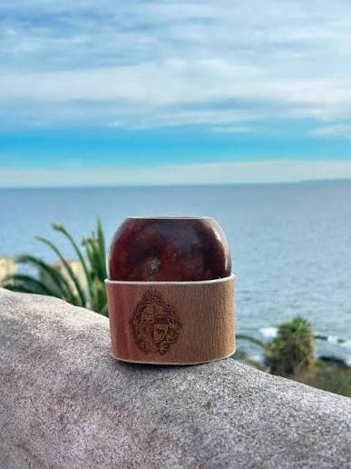 Mate de cuero personalizado junto al mar