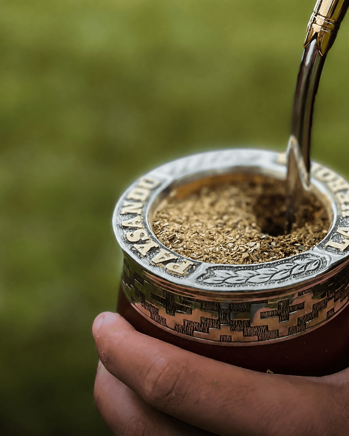 Mate personalizado sostenido por un artesano