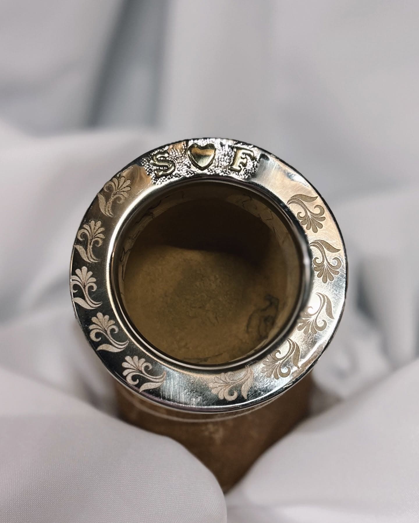 Mate negro personalizado con detalles grabados
