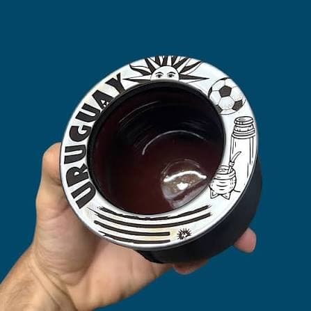 Mate negro personalizado con detalles grabados