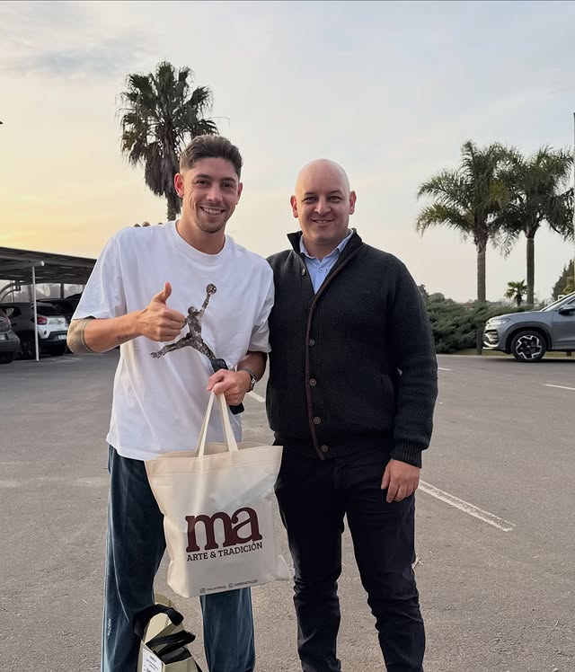 Federico Valverde junto a MateArte