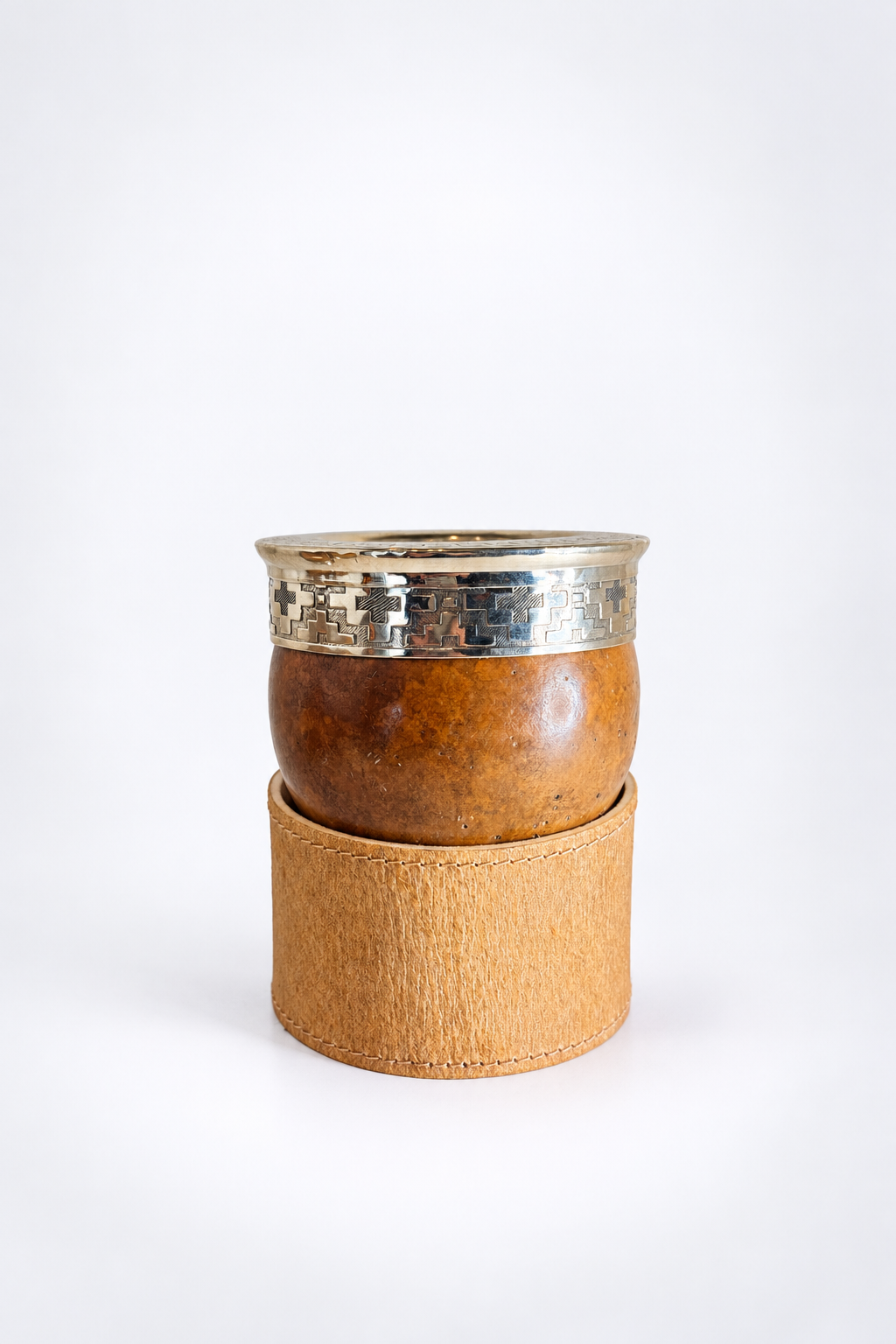 Foto de Mate Criollo Imperial Fleje Pampa con Posa Mate de Cuero Crudo