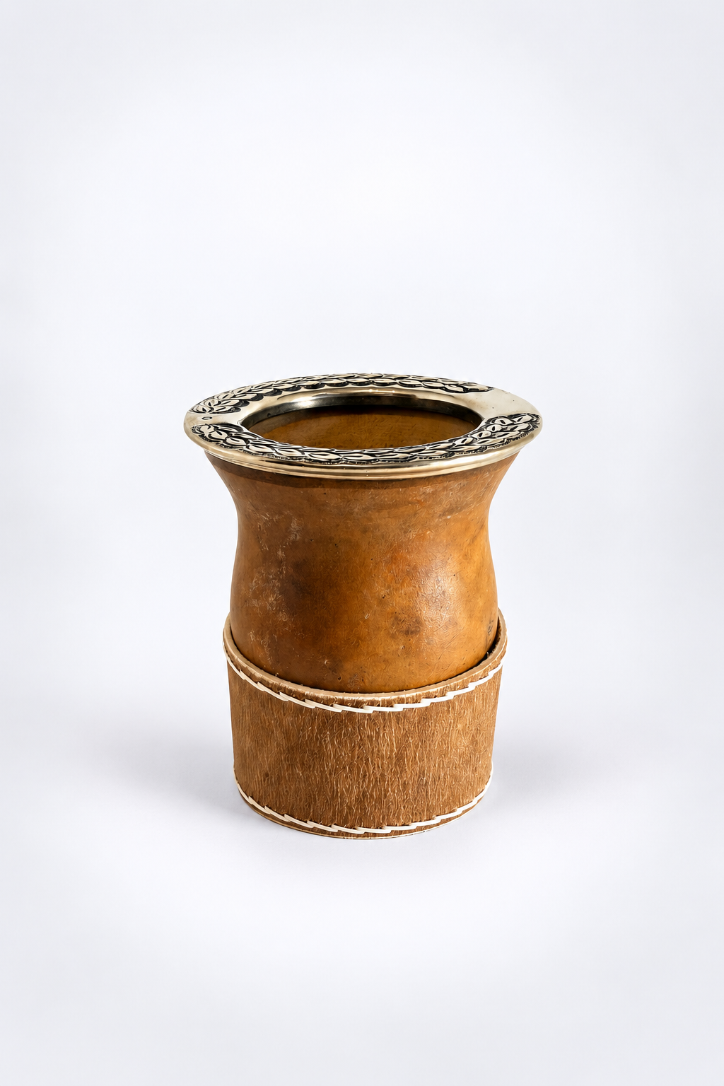 Foto de Criollo Camionero con Posa Mate de Cuero Crudo Alpaca Cincelada